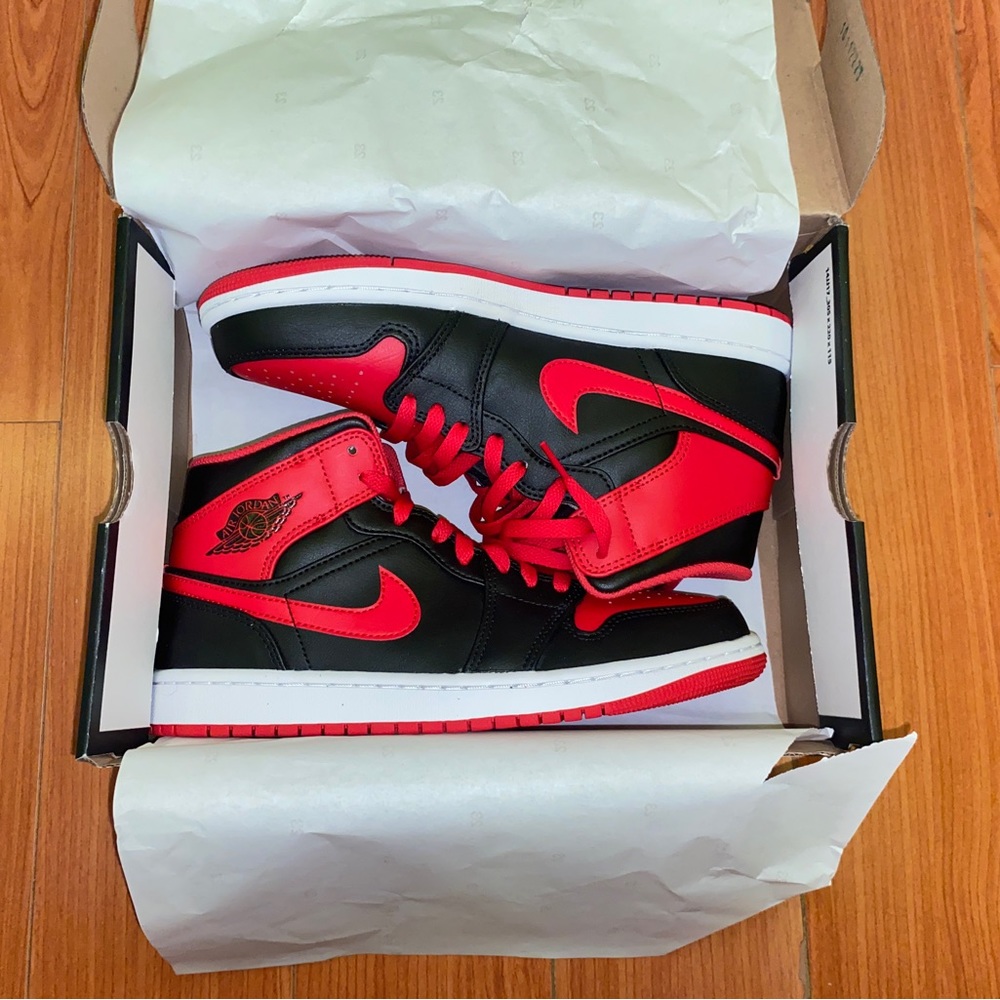nike air jordan 1 mid black/fire red-white 
Size 8M (9.5W) NEW! NEVER USED!